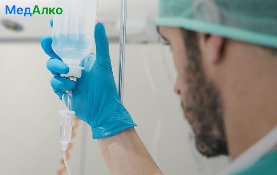 Врач ставит капельницу