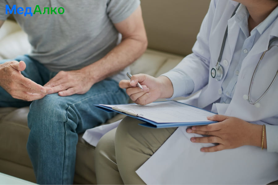 Врач собирает анамнез пациента